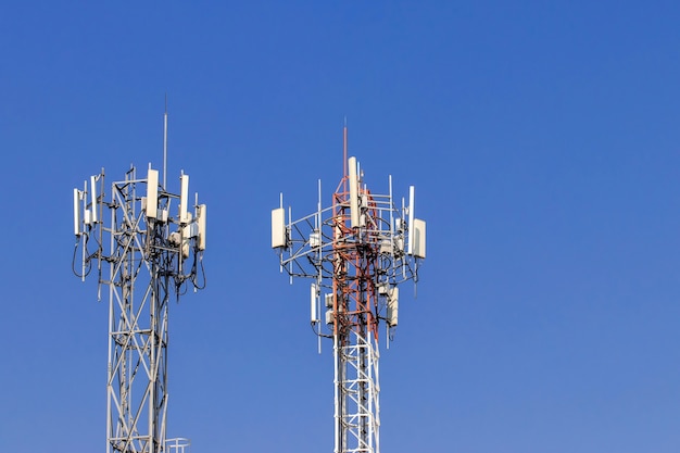 Torre de telecomunicações com céu azul