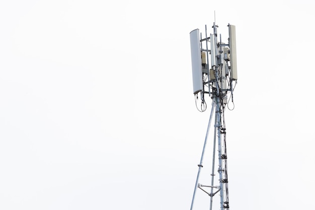 Torre de telecomunicações com fundo branco