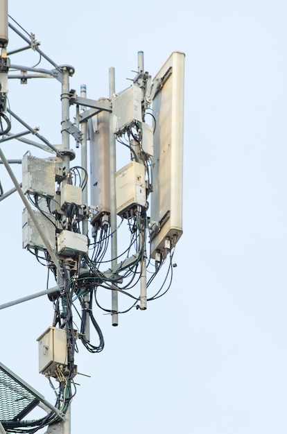 Torre de telecomunicações com o céu azul