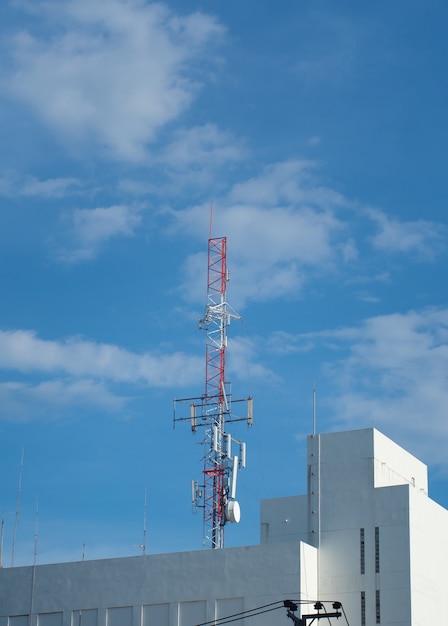 Torre de telecomunicações contra o céu azul com nuvens