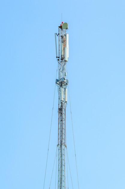 Torre de telecomunicações de 4G e 5G celular Macro Base Station 5G equipamento de telecomunicações de rede de rádio com módulos de rádio e antenas inteligentes montadas em um metal contra o fundo do céu de nuvens