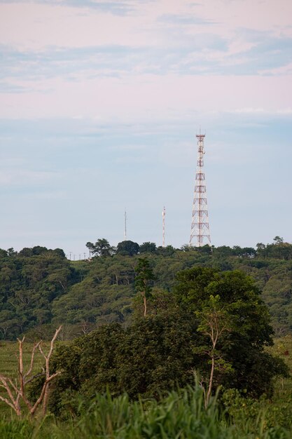 Torre de telecomunicações metálicas no topo de uma montanha