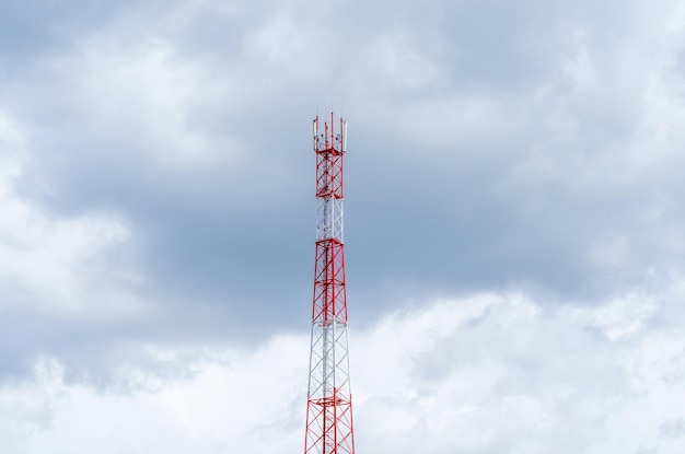 Torre de telecomunicações móveis com antenas de comunicação no fundo de nuvens densas