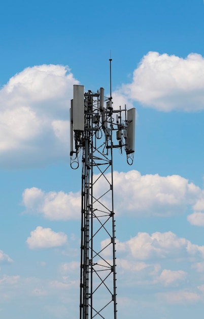 Torre de telecomunicações no fundo do céu azul