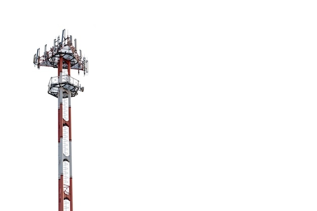 Foto torre de telecomunicações no fundo do céu branco