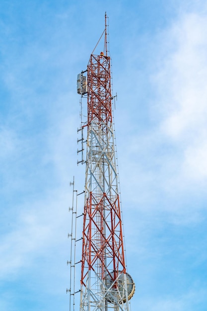 Torre de telecomunicações Torres de telecomunicações com antenas sem fio no céu azul