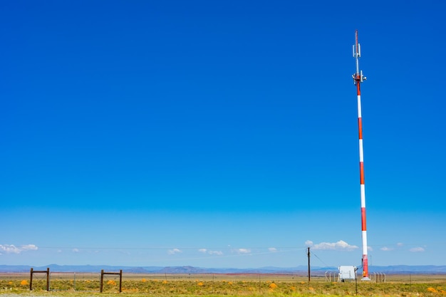 Torre de telefone celular vermelho e branco na zona rural da África do Sul