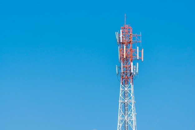 Torre de telefone com fundo de céu azul. Copie o espaço