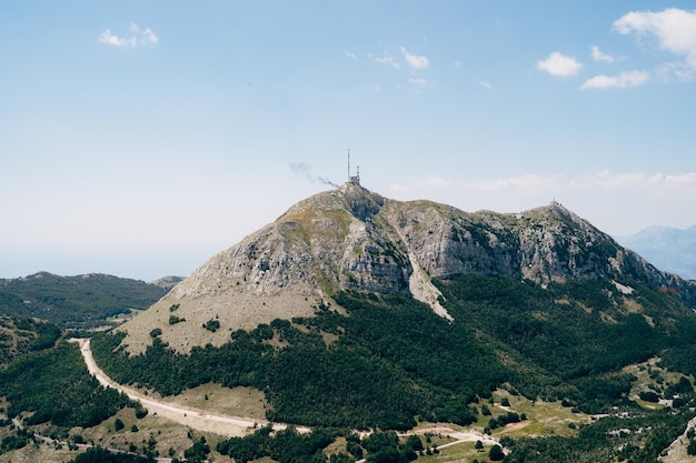 Torre de telefone no topo do monte lovcen