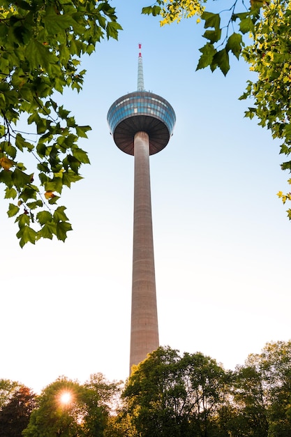 Torre de televisão da cidade de Colônia ao pôr do sol.