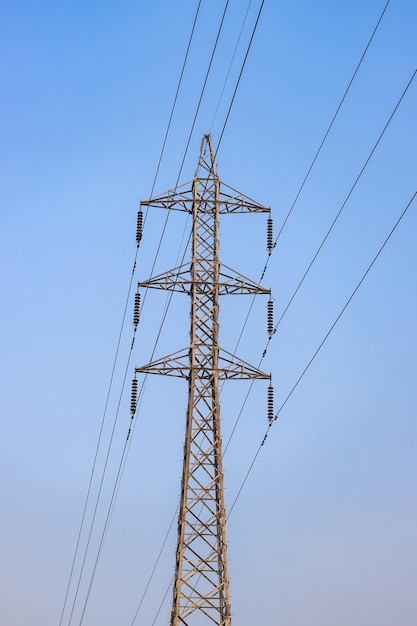 Torre de transmissão de eletricidade sob o céu azul à noite