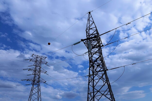 Foto torre de transmissão de energia elétrica com cabos conectados