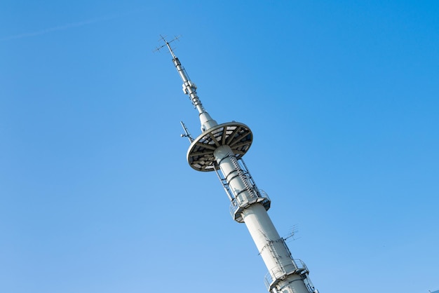 Torre de transmissão de rádio contra o céu azul