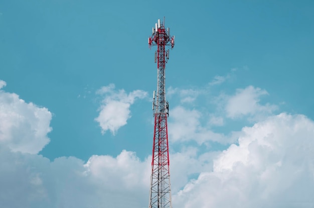 torre de transmissão telefônica é tão alta e muito barulhenta ao operar