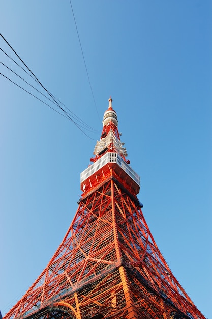 Foto torre de tv de tóquio em dia ensolarado