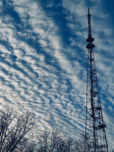 Foto torre de tv na cidade no inverno