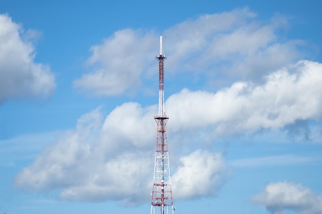 Torre de tv no fundo do céu com nuvens