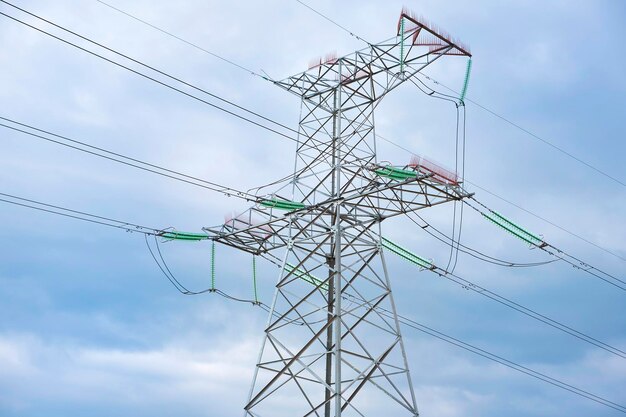 Foto torre de uma linha de energia de alta tensão contra o de céu azul e nuvens