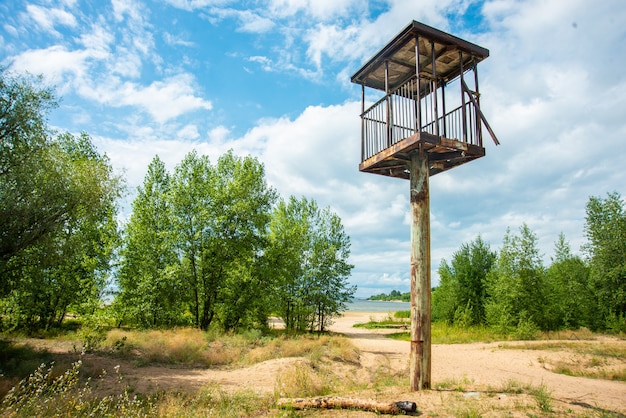 Torre de vigia alta em uma bela paisagem com vista para o mar