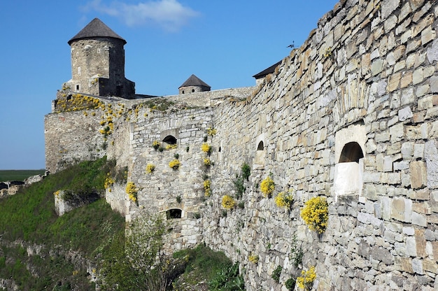 Foto torre de vigia e muralhas defensivas