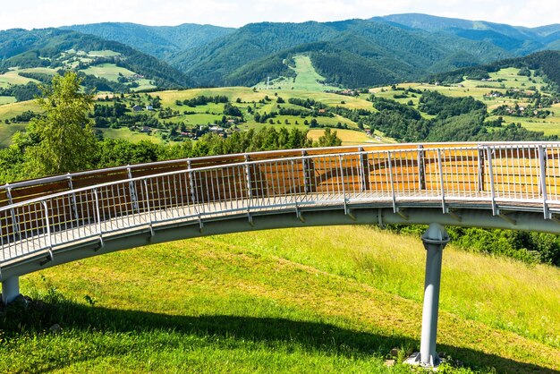 Torre de vigia em BarcicePolônia Poprad Park Landscape e Beskidy Mountains