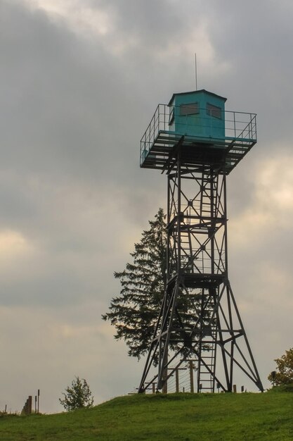 Foto torre de vigia metálica da segunda guerra mundial modelo orientação vertical