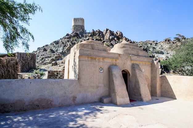 Torre de vigia na mesquita al bidya, fujairah.