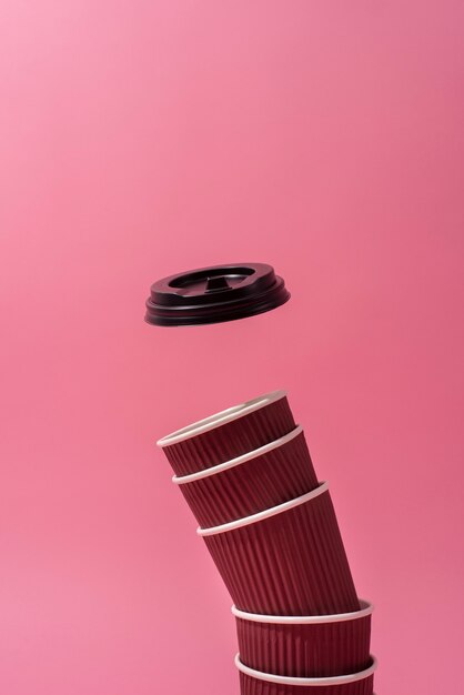 Foto torre de xícara de café de papelão