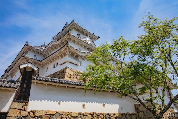 Torre defensiva do Castelo de Himeji e paredes com detalhes em telha