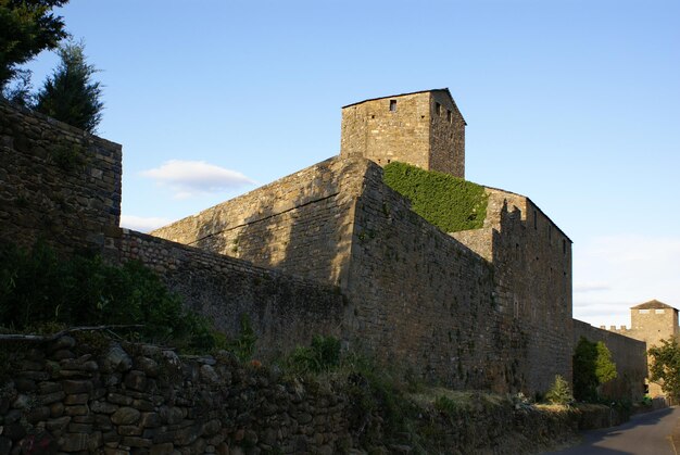 Foto torre del homenaje, mittelalterlicher bau der piedra, fortaleza im castillo de ainsa