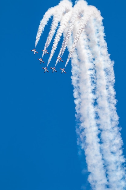 TORRE DEL MAR MALAGA SPANIEN 29. Juli Flugzeug CASA C101 der Patrulla Aguila, die an einer Ausstellung auf der 3. Airshow von Torre del Mar am 29. Juli 2018 in Torre del Mar Malaga Spanien teilnimmt