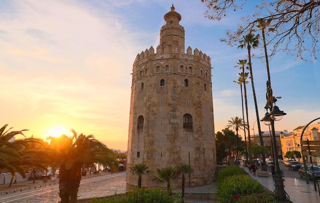 Torre del Oro Tower of Gold am Ufer des Flusses Guadalquivir Sevilla Spanien