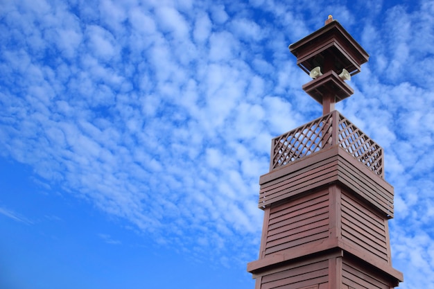 Torre de difusión aislada sobre fondo de cielo azul