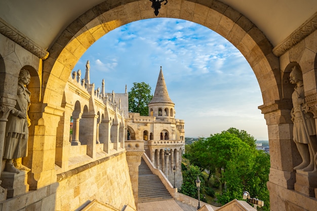 Torre do bastião dos pescadores na cidade de Budapeste, Hungria