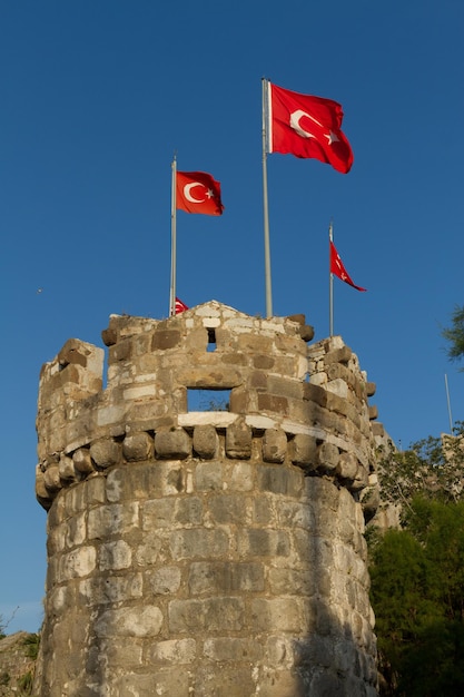 Torre do Castelo de Bodrum com bandeiras