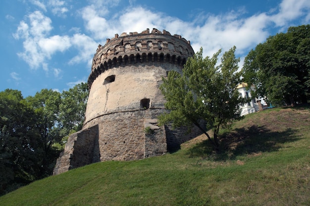 Foto torre do castelo histórico sob o céu azul