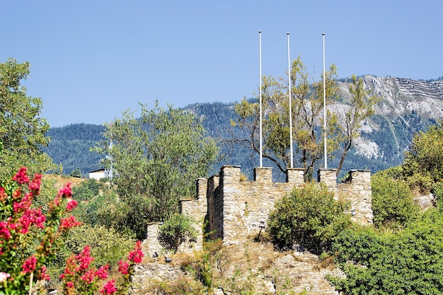 Torre do castelo Tourbillon em Sion, o Cantão Valais, Suíça.