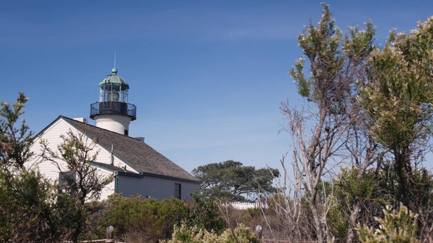 Torre do farol vintage, farol retrô, farol branco clássico histórico antiquado com lente fresnel. construção costeira de navegação náutica 1855. point loma, cabrillo, san diego, califórnia, eua