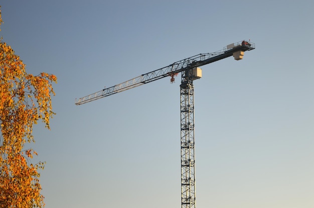 Torre do guindaste de construção contra um céu azul, um objeto.