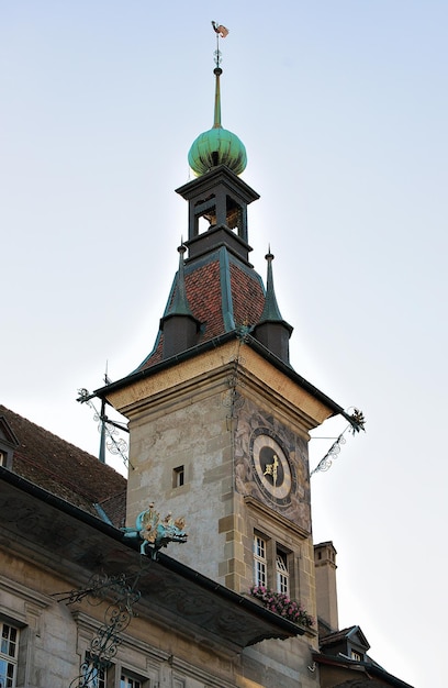 Torre do relógio da antiga Câmara Municipal, no centro da cidade de Lausanne, Suíça.