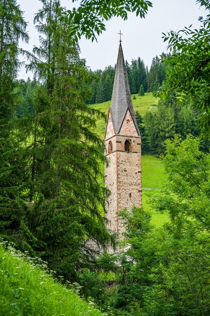 Torre do Relógio da antiga igreja de Saint Genesio em La Val, Val Badia, no coração das Dolomitas