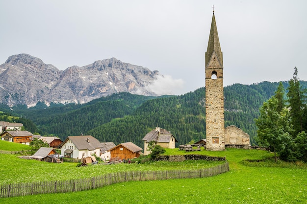 Torre do Relógio da antiga igreja de Saint Genesio em La Val, Val Badia, no coração das Dolomitas