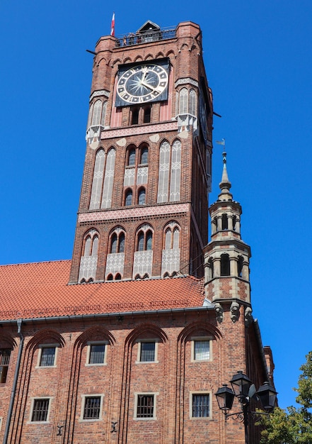 Torre do relógio da antiga prefeitura ratusz staromiejski em torun polônia agosto