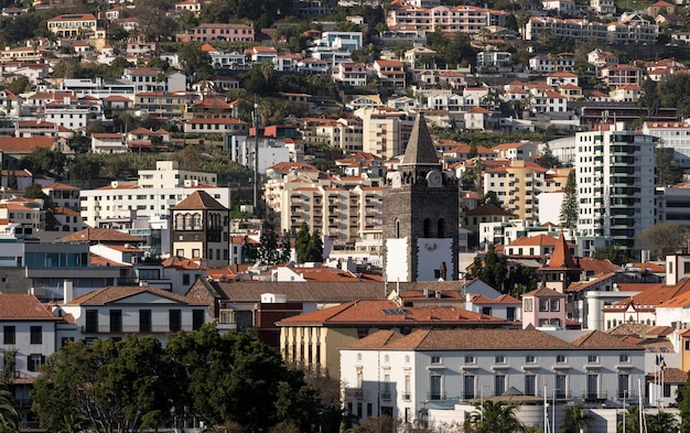 Torre do relógio da Catedral no Funchal Madiera