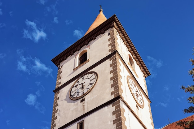 Torre do relógio da Igreja de São Nicolau na cidade velha de Varazdin, na Croácia. Paisagem urbana com campanário na famosa cidade croata na Europa no verão. Viagem e Turismo. Céu azul