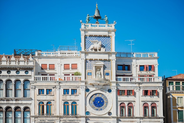 Foto torre do relógio de são marcos na piazza san marco, em veneza