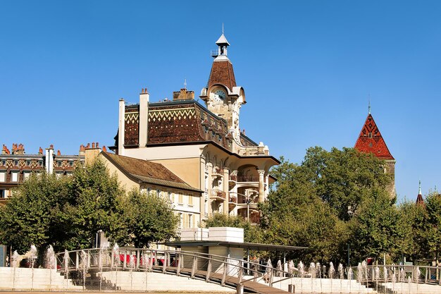 Foto torre do relógio do centro de informações turísticas e ponte no passeio em lausanne, suíça