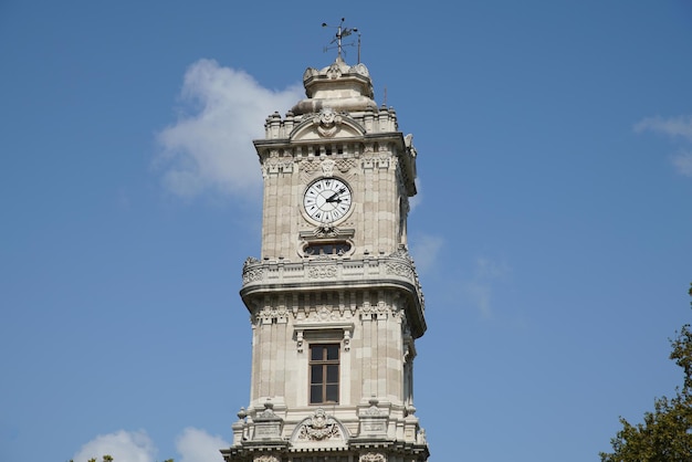 Torre do Relógio Dolmabahce em Istambul Turkiye