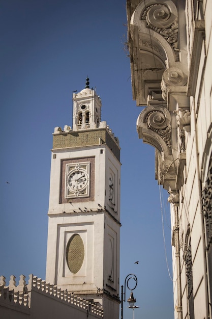 Torre do relógio histórica na parte antiga da cidade de Argel, Argélia