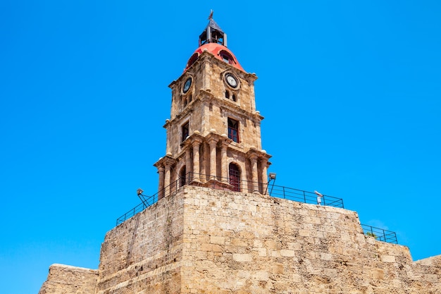 Torre do relógio medieval em rodes